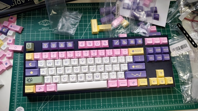 7 Rekomendasi Kado untuk Cowok yang Bermanfaat & Berkesan 14 mechanical keyboard