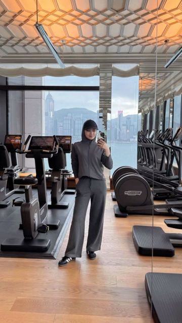 7 Outfit Gym Wanita Hijab yang Modis, Sopan, dan Nyaman 11 monochrome activewear set