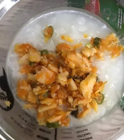 10 Menu Makan Anak 1 Tahun yang Bergizi dan Tidak Membosankan 15 nasi ikan salmon labu kukus