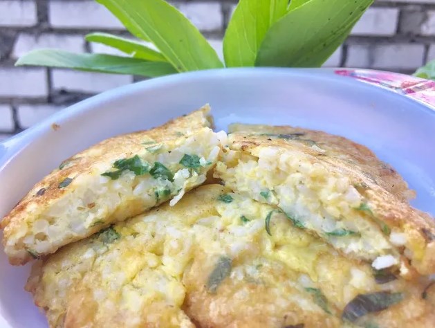 10 Menu Makan Anak 1 Tahun yang Bergizi dan Tidak Membosankan 12 omelet sayur keju mpasi
