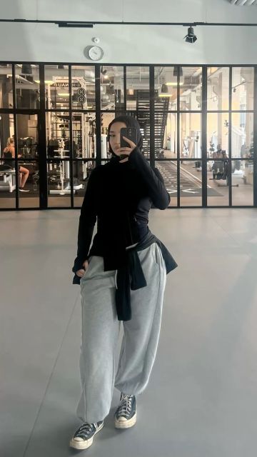 7 Outfit Gym Wanita Hijab yang Modis, Sopan, dan Nyaman 10 oversized sport t shirt dan jogger