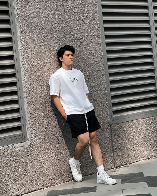Ide Outfit CFD Pria yang Stylish, Nyaman & Tetap Fungsional 8 oversized t-shirt + celana pendek + sneakers putih