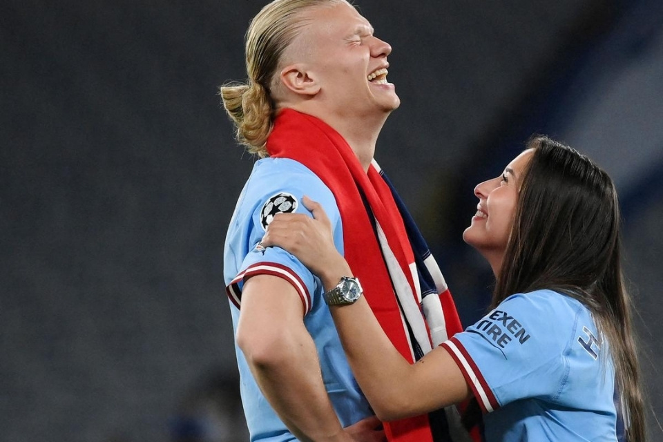 7 Fakta Erling Haaland, Bintang Norwegia yang Bersinar di Piala Dunia 2026 13 hipwee-pacar Erling Haaland