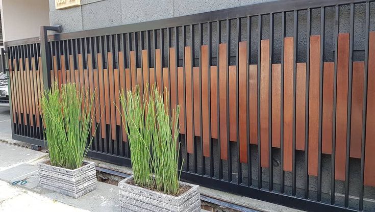 Inspirasi Model Pagar Rumah Terbaru yang Minimalis & Modern 12 pagar besi kayu