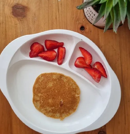 10 Menu Makan Anak 1 Tahun yang Bergizi dan Tidak Membosankan 19 pancake pisang oatmeal mpasi
