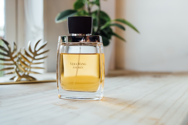 7 Rekomendasi Kado untuk Cowok yang Bermanfaat & Berkesan 10 parfum pria
