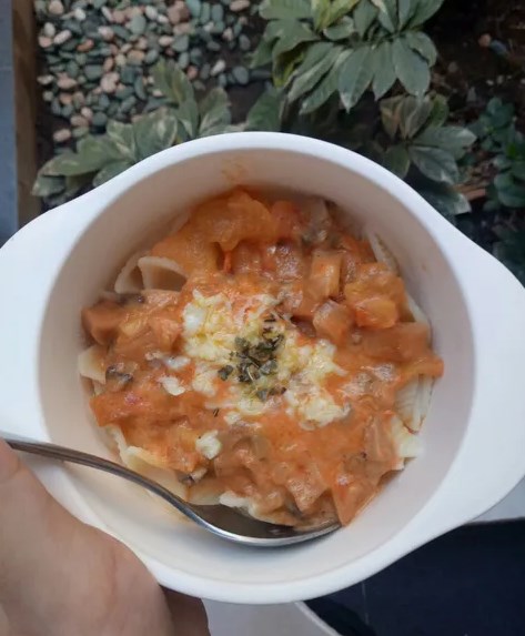 10 Menu Makan Anak 1 Tahun yang Bergizi dan Tidak Membosankan 17 pasta mini saus ayam dan tomat