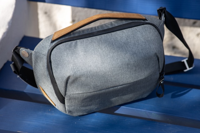 7 Rekomendasi Kado untuk Cowok yang Bermanfaat & Berkesan 12 sling bag