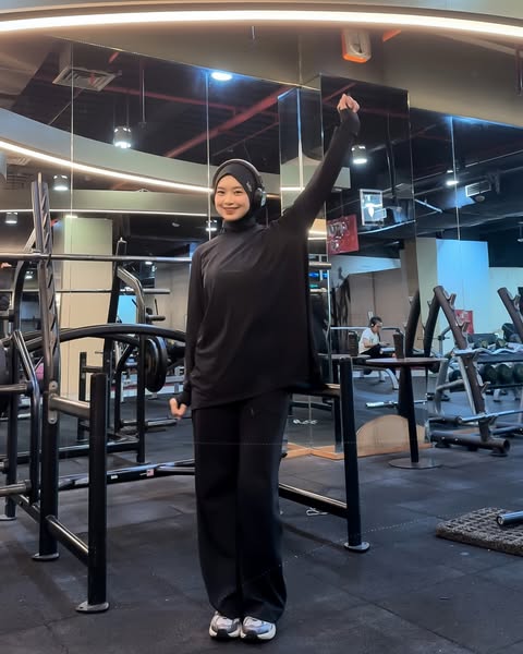 7 Outfit Gym Wanita Hijab yang Modis, Sopan, dan Nyaman 8 sport hijab dan long sleeve performance top