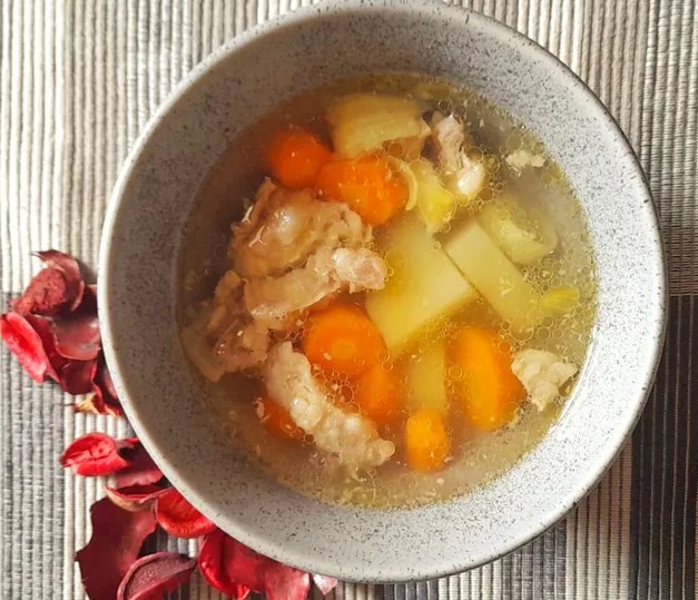 10 Menu Makan Anak 1 Tahun yang Bergizi dan Tidak Membosankan 13 sup kentang daging sapi mpasi