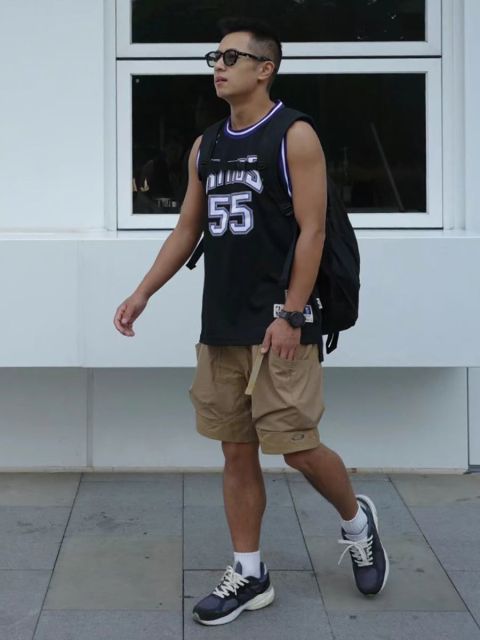 Ide Outfit CFD Pria yang Stylish, Nyaman & Tetap Fungsional 12 vintage jersey dan cargo shorts