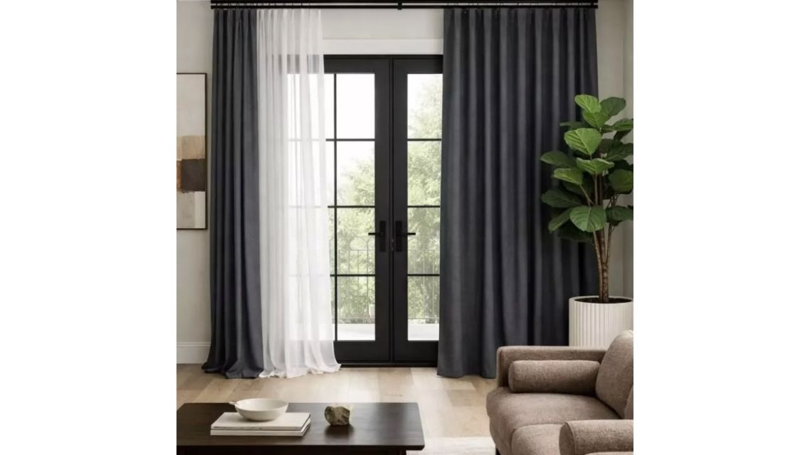 15 Rekomendasi Gorden Ruang Tamu Elegan yang Bikin Rumah Terlihat Lebih Mewah 21 Gorden ruang tamu elegan (5)