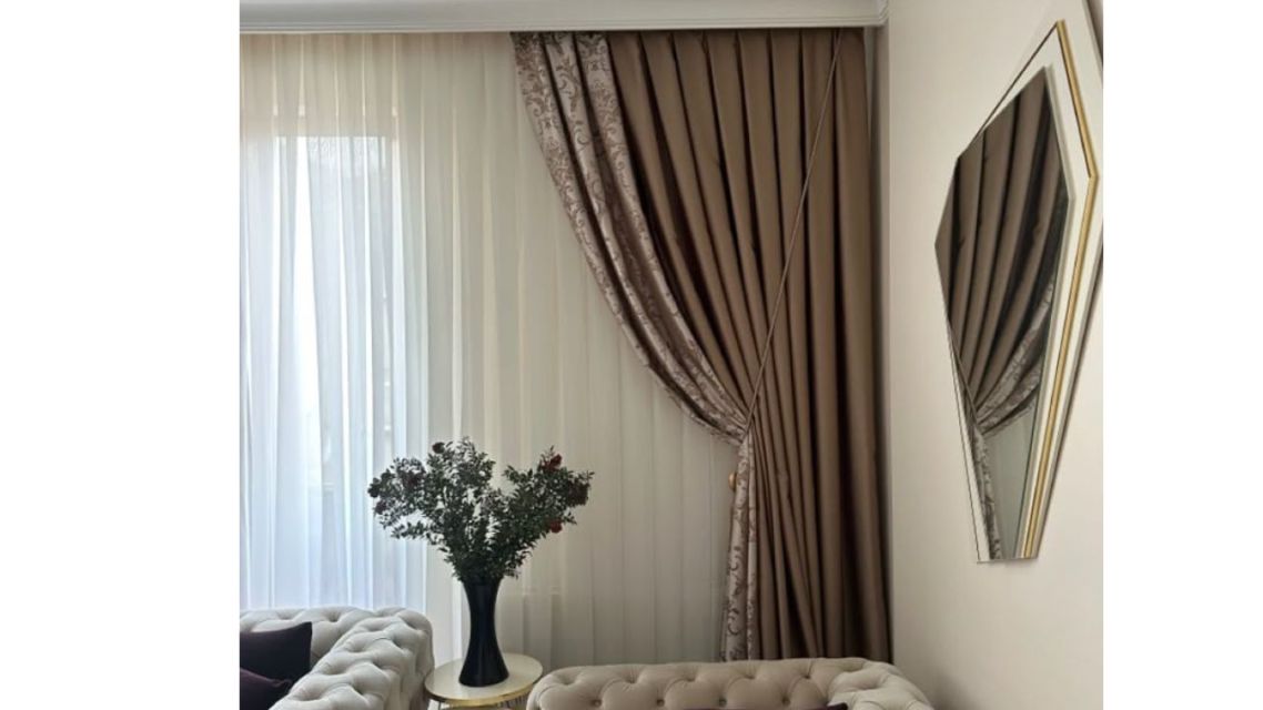 15 Rekomendasi Gorden Ruang Tamu Elegan yang Bikin Rumah Terlihat Lebih Mewah 25 Gorden ruang tamu elegan (9)