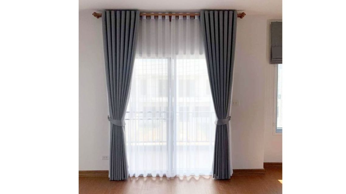 15 Rekomendasi Gorden Ruang Tamu Elegan yang Bikin Rumah Terlihat Lebih Mewah 28 Gorden ruang tamu elegan (12)