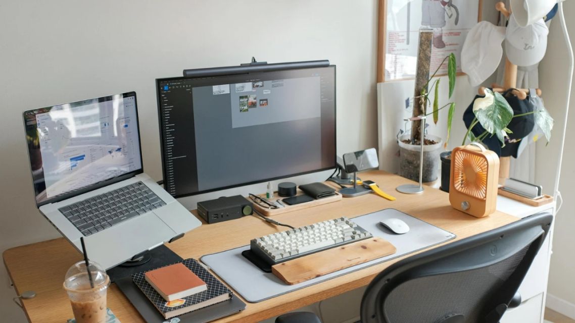 Best Portable Monitors for Students and Remote Workers: Building a Flexible Digital Lifestyle 21 Setting up a portable monitor for comfortable daily productivity