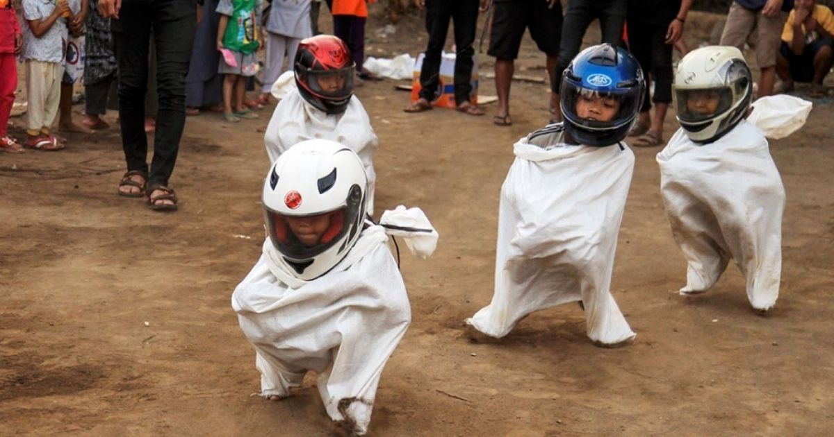 Ide Unik Lomba Anak-Anak 17 Agustus yang Antimainstream, Lucu, dan Bikin Ngakak 15 hipwee-Balap Karung Jongkok Pakai Helm