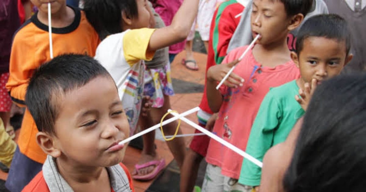 Ide Unik Lomba Anak-Anak 17 Agustus yang Antimainstream, Lucu, dan Bikin Ngakak 21 hipwee-Estafet Pindahin Karet Pakai Sedotan