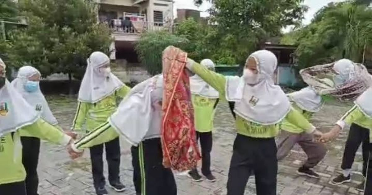 Ide Unik Lomba Anak-Anak 17 Agustus yang Antimainstream, Lucu, dan Bikin Ngakak 23 hipwee-Estafet Sarung Berkelompok