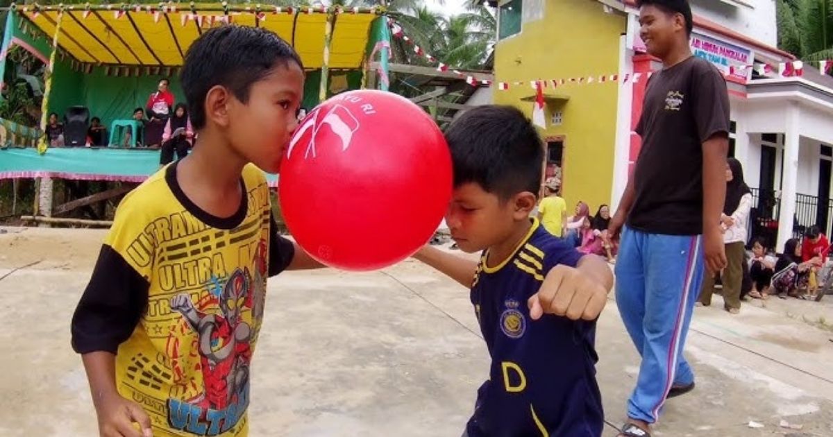 Ide Unik Lomba Anak-Anak 17 Agustus yang Antimainstream, Lucu, dan Bikin Ngakak 22 hipwee-Joget Balon Muka Konyol