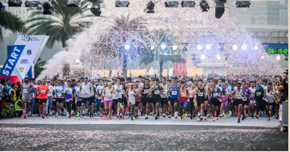 Kenapa Banyak Orang Mulai Ikutan Event Lari? Ini Sisi Lain Trennya 8 hipwee-Kira-kira tren event running ini bakal bertahan lama nggak ya