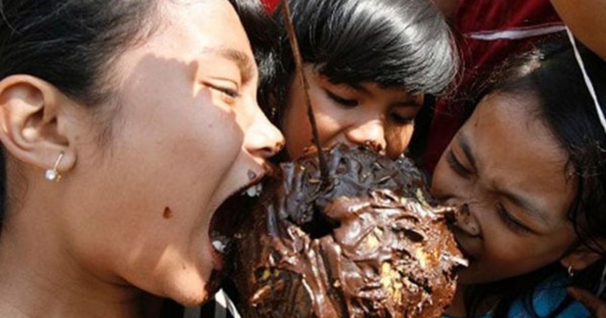Ide Unik Lomba Anak-Anak 17 Agustus yang Antimainstream, Lucu, dan Bikin Ngakak 17 hipwee-Lomba Gigit Koin