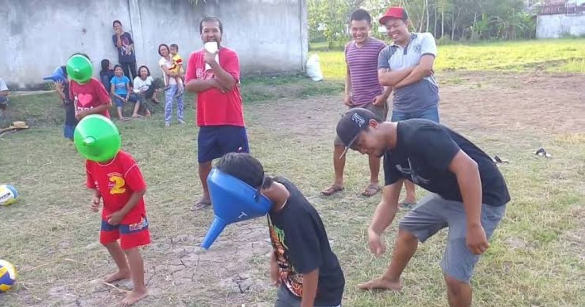 Ide Unik Lomba Anak-Anak 17 Agustus yang Antimainstream, Lucu, dan Bikin Ngakak 18 hipwee-Lomba Lari Corong Bola