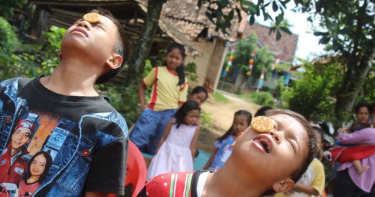 Ide Unik Lomba Anak-Anak 17 Agustus yang Antimainstream, Lucu, dan Bikin Ngakak 14 hipwee-Lomba Senam Muka Biskuit