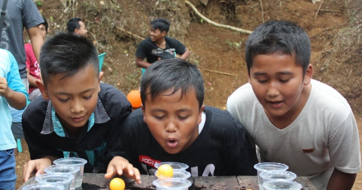 Ide Unik Lomba Anak-Anak 17 Agustus yang Antimainstream, Lucu, dan Bikin Ngakak 20 hipwee-Lomba Tiup Bola Pingpong Air