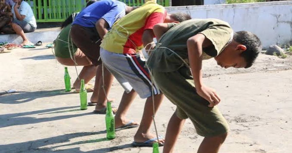 Ide Unik Lomba Anak-Anak 17 Agustus yang Antimainstream, Lucu, dan Bikin Ngakak 26 hipwee-Memasukkan Pensil ke Botol Sambil Joget