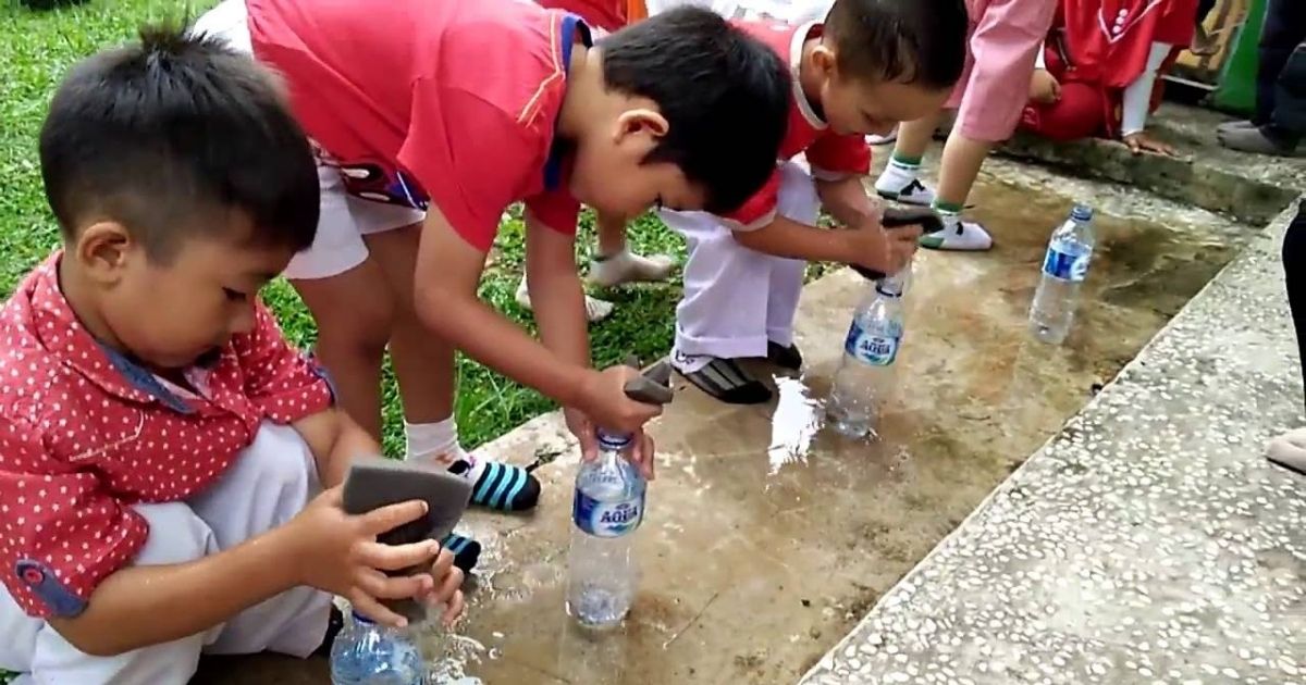 Ide Unik Lomba Anak-Anak 17 Agustus yang Antimainstream, Lucu, dan Bikin Ngakak 25 hipwee-Pindahin Air Pakai Spons