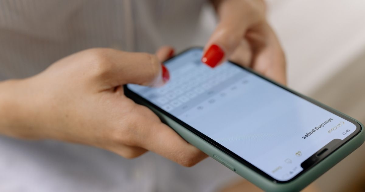 6 Tips War Tiket Konser Anti Gagal, Dijamin Ampuh Buat Pemula! 10 hipwee-Siapkan catatan data diri dan standby di beberapa perangkat