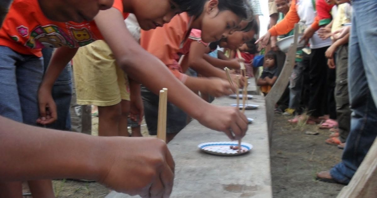 Ide Unik Lomba Anak-Anak 17 Agustus yang Antimainstream, Lucu, dan Bikin Ngakak 16 hipwee-Sumpit vs Kacang Hijau