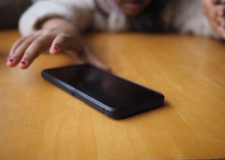 Pengalaman Detoks Digital: Menikmati Hidup Tanpa Terus Memegang HP 13 berpikir sebelum membuka hp