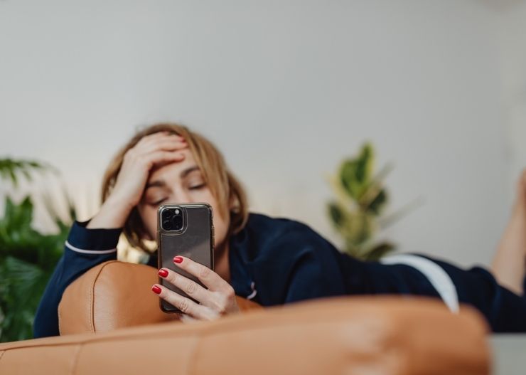 Money Dysmorphia: Rasa Kekurangan Meski Finansial Aman 9 membandingkan diri dengan orang lain di medsos