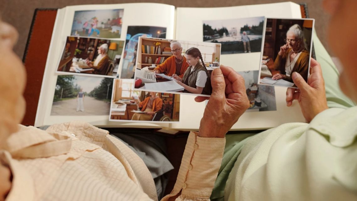 Benarkah Foto Menyimpan Memori, Sejarah, dan Perasaan? Ini Jawabannya 7 Sisi Lain: Foto Juga Bisa Mengubah Cara Kita Mengingat