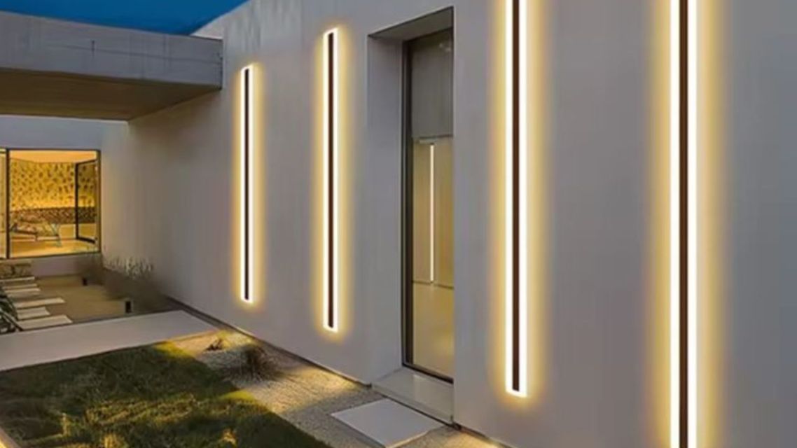 11 Rekomendasi Model Lampu Teras Estetik yang Bikin Fasad Makin Standout 13 Model lampu teras untuk tampilan clean dan modern.