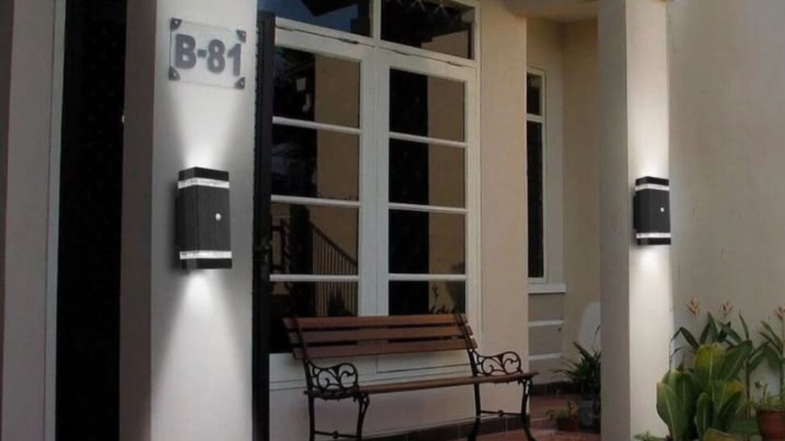 11 Rekomendasi Model Lampu Teras Estetik yang Bikin Fasad Makin Standout 14 Model lampu teras up down