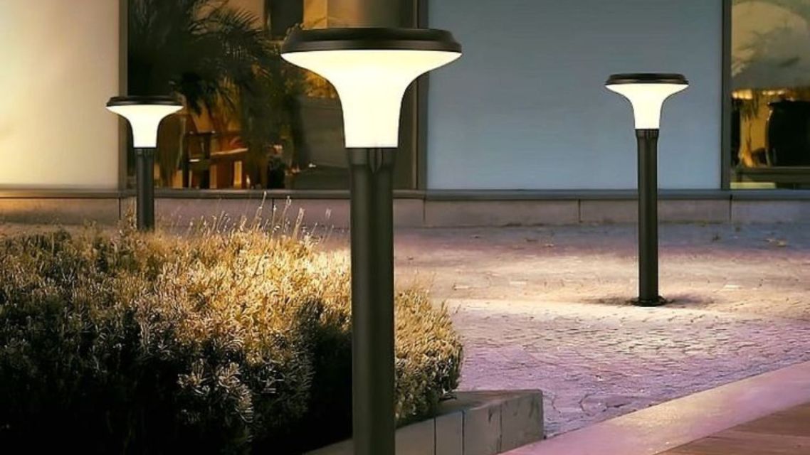 11 Rekomendasi Model Lampu Teras Estetik yang Bikin Fasad Makin Standout 16 Model lampu teras yanh terhubung dengan taman