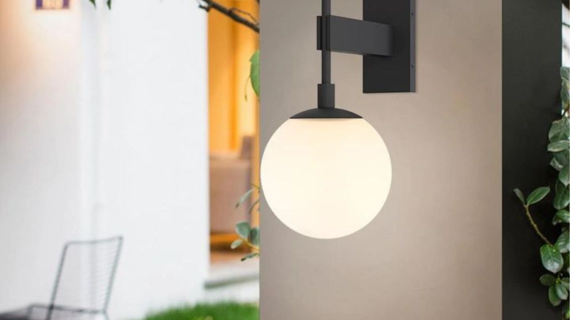 11 Rekomendasi Model Lampu Teras Estetik yang Bikin Fasad Makin Standout 22 Model lampu teras gantung bola