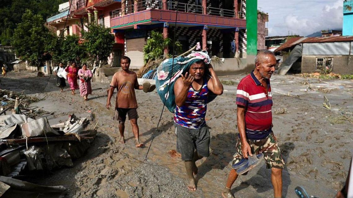 Gletser Runtuh Picu Banjir Nepal, 392 Tewas dan 1.468 Hilang 11 Korban yang mengungsi akibat banjir Nepal