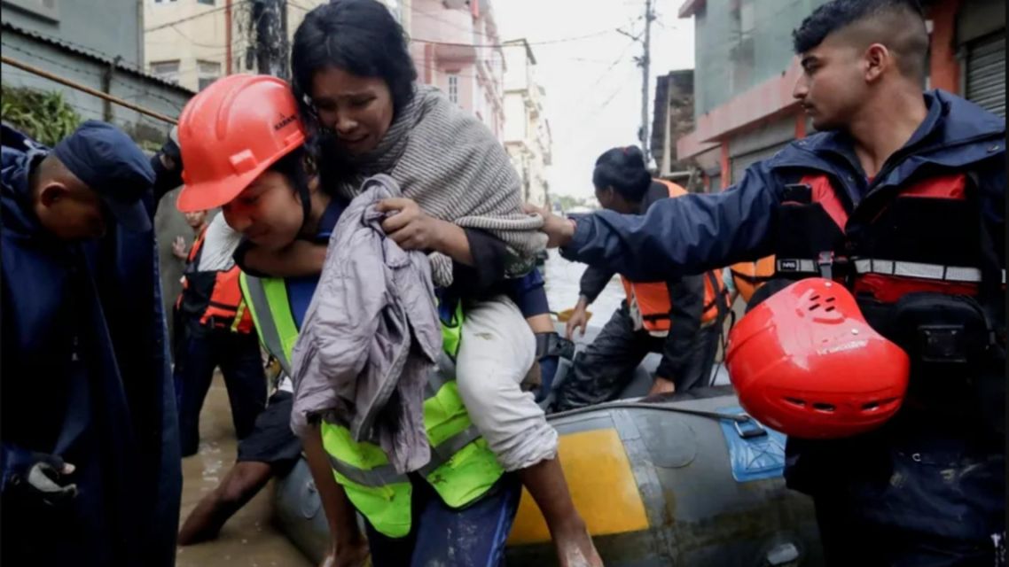 Gletser Runtuh Picu Banjir Nepal, 392 Tewas dan 1.468 Hilang 16 Tim penyelamat mencari korban banjir Nepal pada 27 Agustus 2026