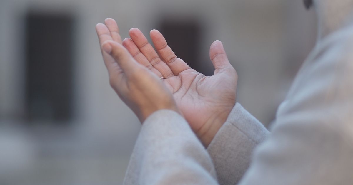 6 Doa Minta Hujan yang Berkah, Amalkan Saat Hadapi Kemarau Panjang 8 hipwee-Adab Berdoa dalam Islam dan Waktu Mustajabnya