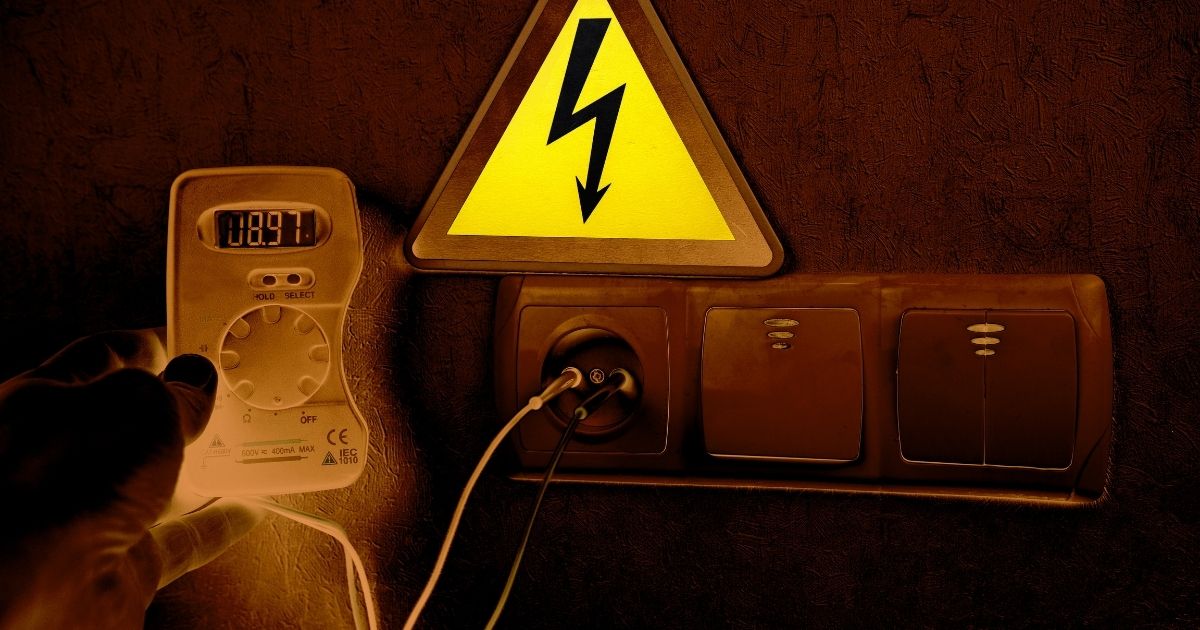 In This Economy, Listrik Token dan Pascabayar Hemat Mana? Cek Perbandingannya! 7 hipwee-Antara Takut Mati Listrik Mendadak vs Kaget Lihat Tagihan Akhir Bulan