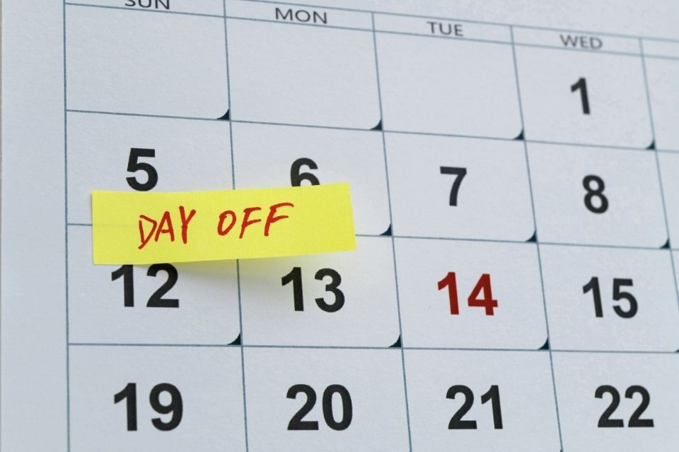 Catat Hari Libur Nasional 2027 dan Cuti Bersama, Ada 26 Hari Buat Liburan! 5 hipwee-Daftar Cuti Bersama 2027 yang Bisa Diikuti Perusahaan