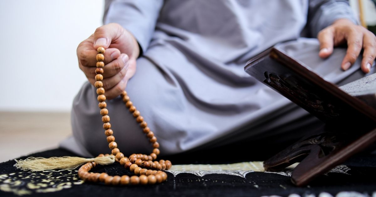 6 Doa Minta Hujan yang Berkah, Amalkan Saat Hadapi Kemarau Panjang 14 hipwee-Doa Memohon Hujan dengan Memuji Sifat Allah yang Maha Kaya