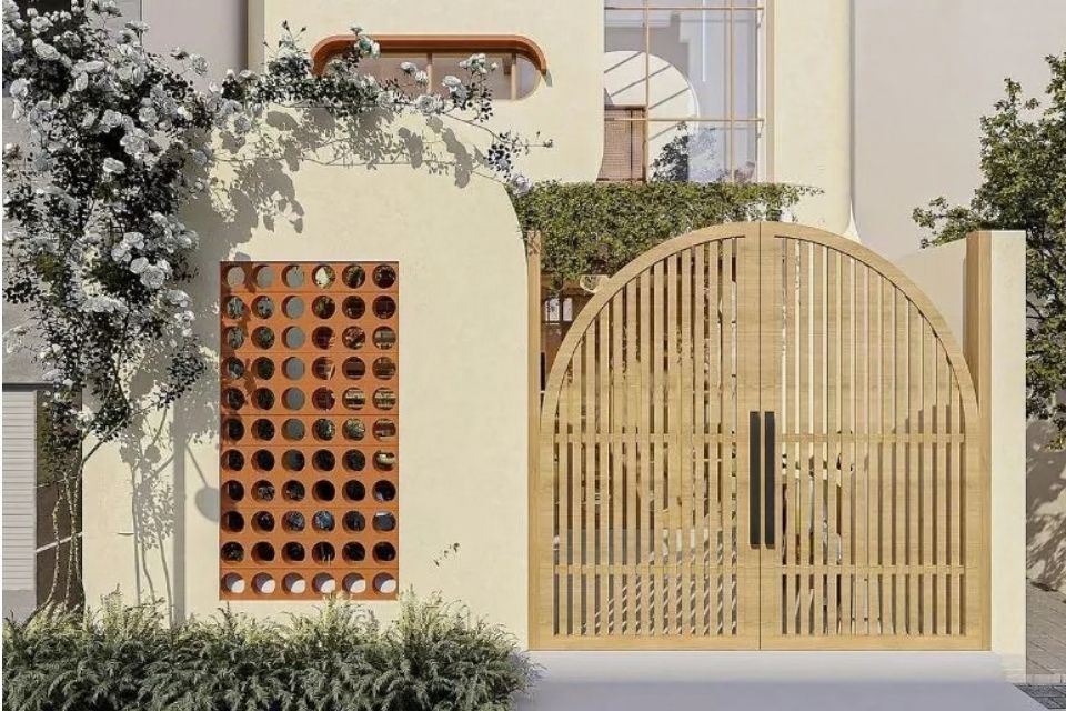 7 Ide Model Gerbang Rumah Minimalis yang Estetik dan Nggak Pasaran 10 hipwee-Gerbang Lengkung Kayu Aksen Minimalis Warm