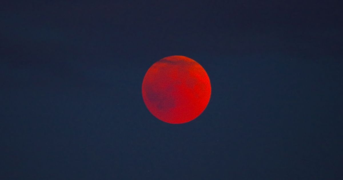Fenomena Langit September 2026, Ini Daftar Istilah dan Jadwalnya 25 hipwee-Gerhana bulan total (Blood moon)