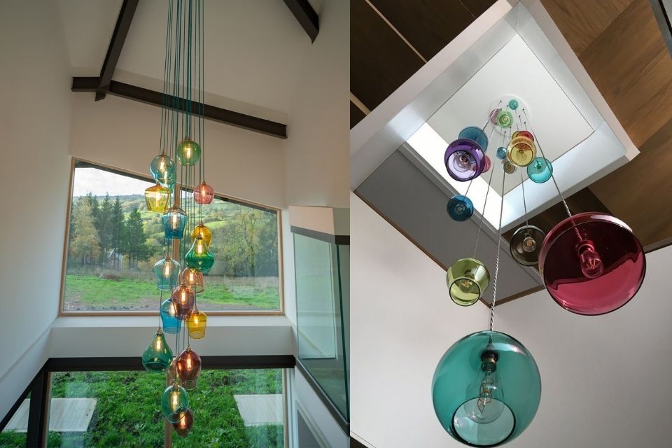 9 Model Lampu Void Rumah untuk Plafon Tinggi, Estetik dan Modern 18 hipwee-Lampu kaca transparan warna-warni playful yang ceria