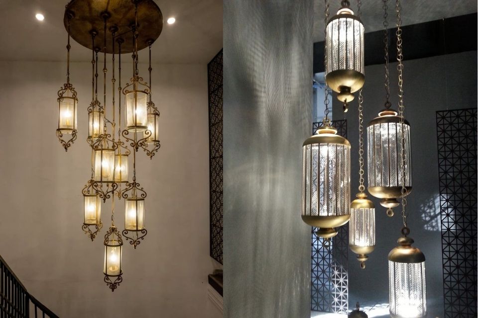 9 Model Lampu Void Rumah untuk Plafon Tinggi, Estetik dan Modern 16 hipwee-Lentera besi dan kuningan buat sentuhan vintage ala istana klasik