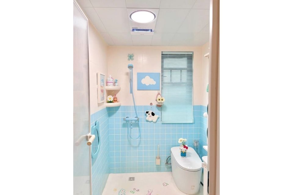 8 Inspirasi Kamar Mandi Warna Pastel yang Lagi Hits, Cocok Buat Gen Z! 15 hipwee-Nuansa baby blue dan cream yang super kiyowo, ala fairytale!